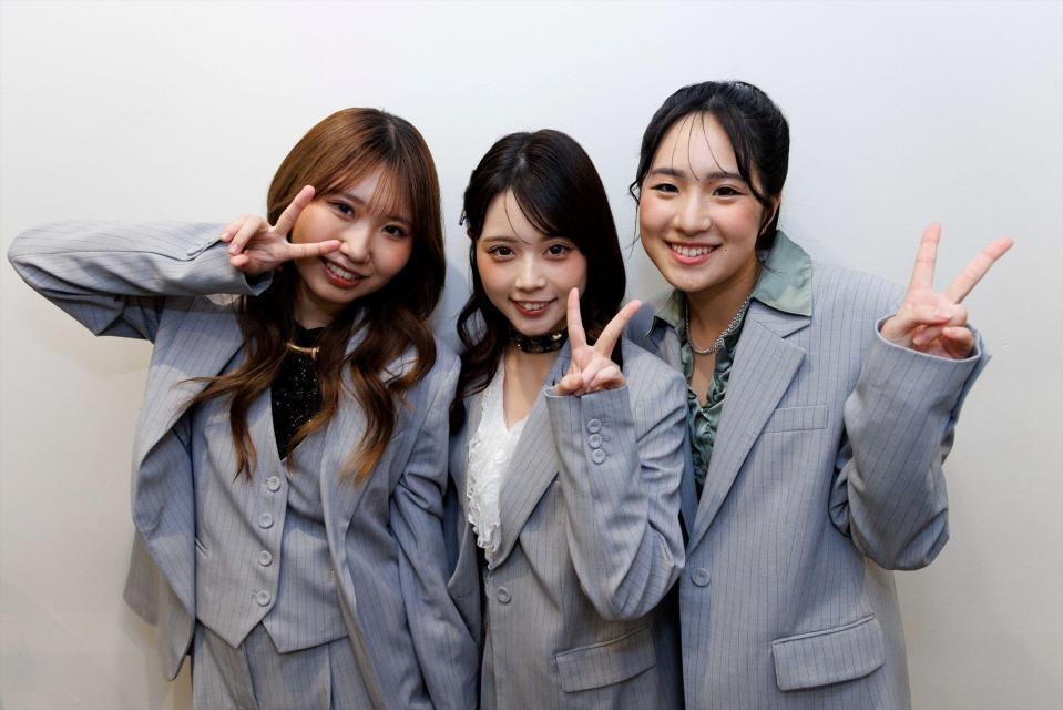 　ピースする（左から）ＵｔａＨｉｍｅのＳａｙａｋａ、Ｍｏｍｏｋａ、Ｎｏｎｏｋａ、（Ｐｈｏｔｏ　ｂｙ　宮家和也）