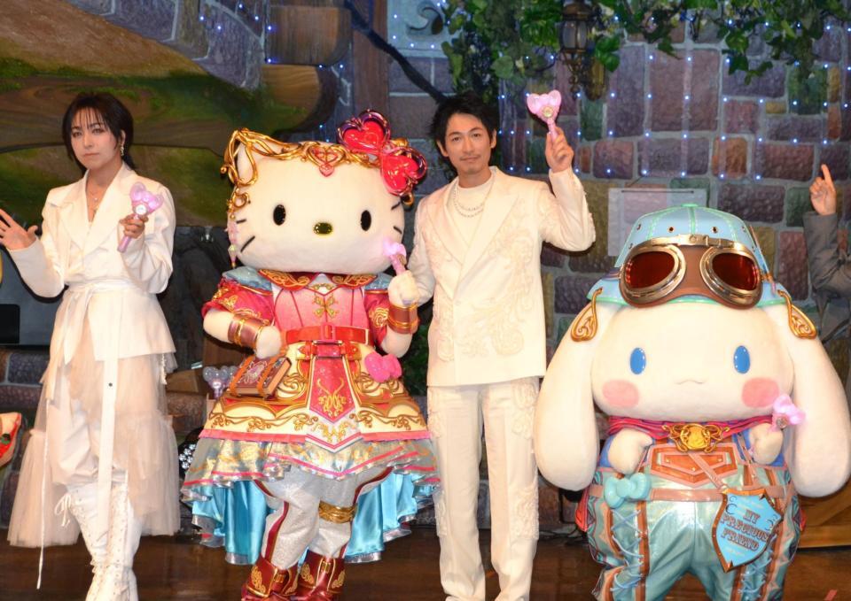 　「Ｓａｎｒｉｏ　Ｐｕｒｏｌａｎｄ　３５ｔｈ　Ａｎｎｉｖｅｒｓａｒｙ」取材会に登場してキャラクターとポーズを取るディーン・フジオカ（右）と蒼井翔太
