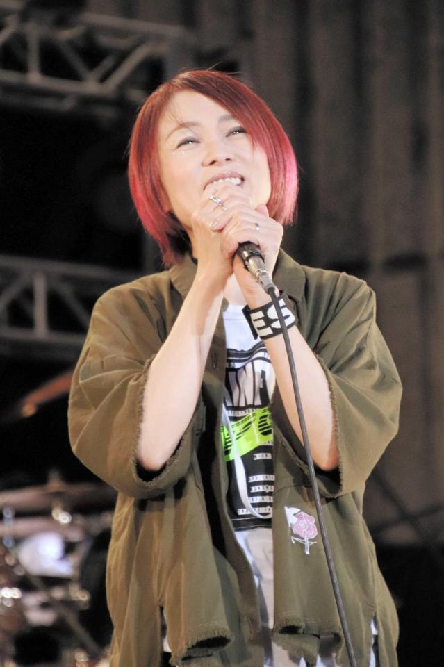 ２０１９年４月、「ミラクル・ガール」を披露した永井真理子＝日比谷野外大音楽堂