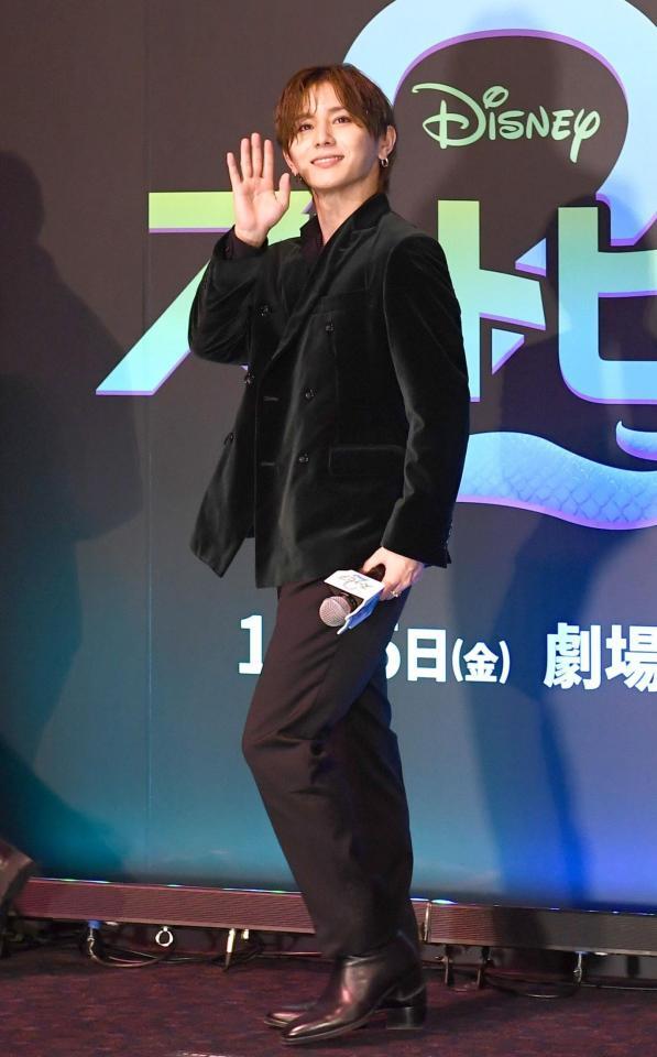 　手を振りながら降壇する山田涼介（撮影・園田高夫）