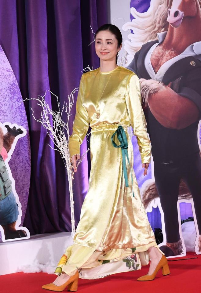 　ゴールドのドレスで颯爽と歩く上戸彩（撮影・園田高夫）