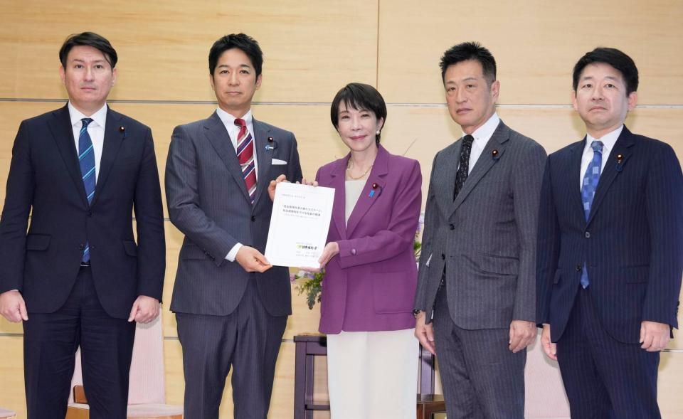 　社会保障分野での来年度予算案の編成に関する申し入れ書を高市首相（中央）に手渡す日本維新の会の藤田共同代表