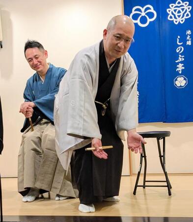 　“炎上”のきっかけとなったＣＡとのやり取りを再現する春風亭一之輔（右）と三遊亭円楽