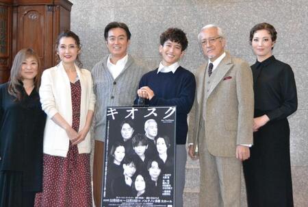 　取材に応じた（左から）演出の石丸さち子氏、一路真輝、石黒賢、一色洋平、山路和弘、壮一帆