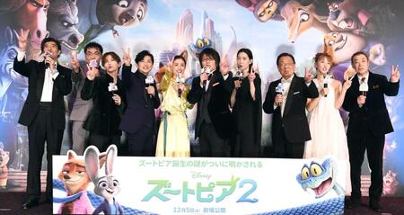 　ポーズを決める（左から）高嶋政宏、三宅健太、山田涼介、下野紘、上戸彩、森川智之、江口のりこ、梅沢富美男、Ｄｒｅａｍ　Ａｍｉ、柄本明（撮影・園田高夫）