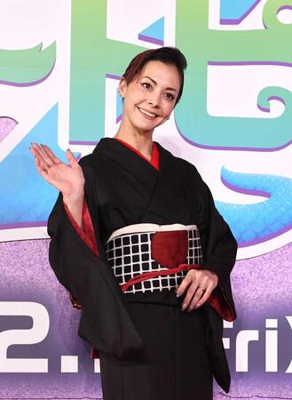 　手を振る土屋アンナ（撮影・園田高夫）