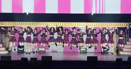 　会場を盛り上げるＡＫＢ４８（撮影・石井剣太郎）