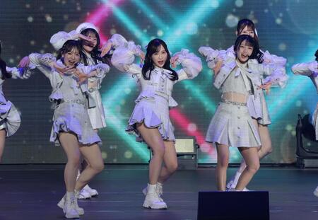 　会場を盛り上げるＡＫＢ４８・小栗有以（中央）＝撮影・石井剣太郎