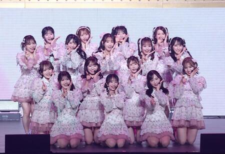 　柏木由紀（中央）、村山彩希（前列右端）と会場を盛り上げる向井地美音（同２人目）、小栗有以（同３人目）らＡＫＢ４８（撮影・石井剣太郎）