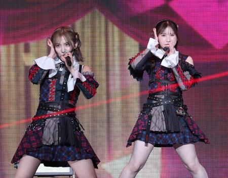 　会場を盛り上げる下尾みう（左）と永野芹佳（撮影・石井剣太郎）