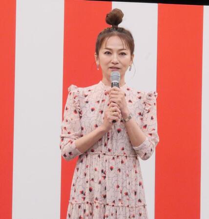 　自身が出演するＢＳ－ＴＢＳ「おんな酒場放浪記］とコラボした屋台の前でビール片手にポーズを取る倉本康子