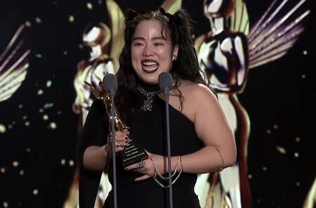 　涙を流しながら喜びのスピーチをするゆりやんレトリィバァ