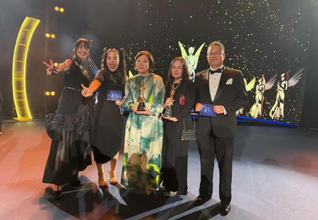 　授賞式に出席した「極悪女王」チームの（左から）唐田えりか、ゆりやんレトリィバァ、脇本一美氏、加藤ひとみ氏、長谷川晴彦プロデューサー 