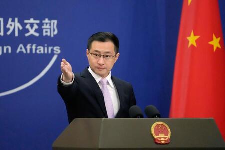 　記者会見する中国外務省の林剣副報道局長（共同）