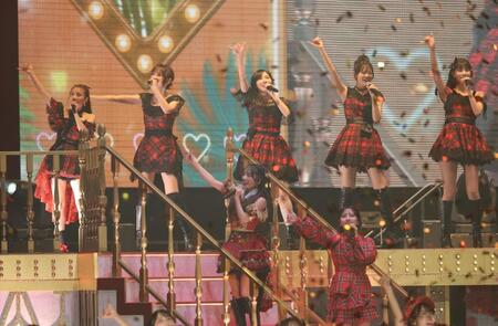 　そろって熱唱する（左から）高橋みなみ、篠田麻里子、松井珠理奈ら（撮影・西岡正）