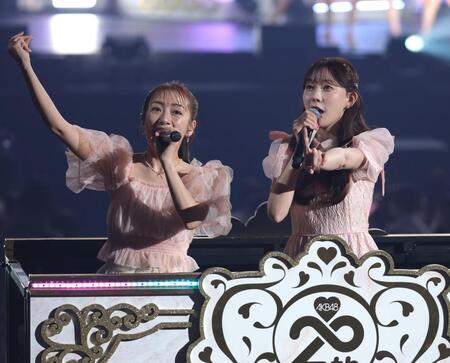 　ゴンドラから手を振る高橋みなみ（左）と渡辺美優紀（撮影・西岡正）