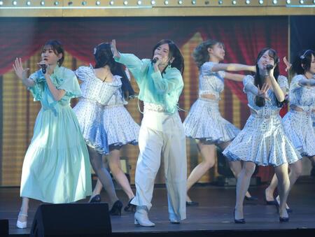 　熱唱する松井珠理奈（中央）＝撮影・西岡正