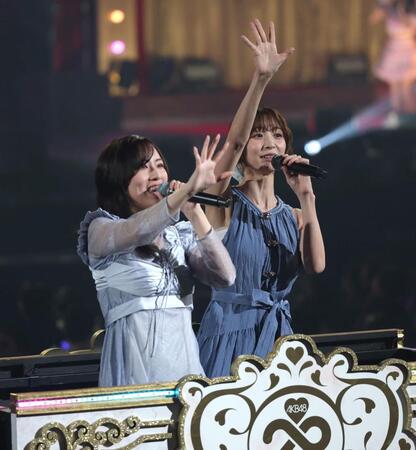 　ゴンドラから手を振る松井珠理奈（左）と篠田麻里子（撮影・西岡正）