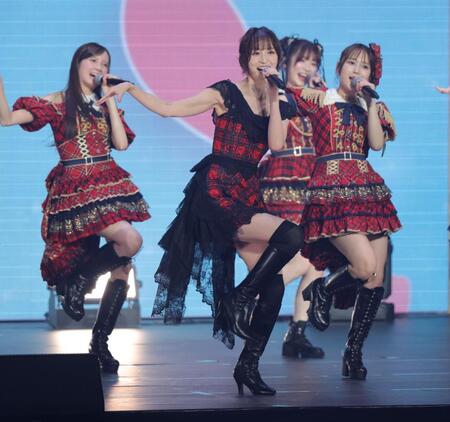 　熱唱する篠田麻里子（中央）＝撮影・西岡正