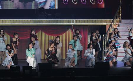 　「少女たちよ」を熱唱する（手前左から）松井珠理奈、篠田麻里子、高橋みなみ、山本彩（撮影・西岡正）