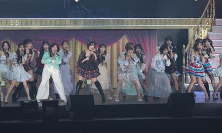 　「少女たちよ」を熱唱する（手前左から）松井珠理奈、篠田麻里子、高橋みなみ、山本彩（撮影・西岡正）