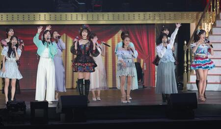 　ＭＣでファンに手を振る（手前左から）松井珠理奈、篠田麻里子、高橋みなみ、山本彩（撮影・西岡正）