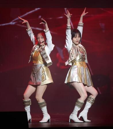 　「下衆な夢：を歌う高橋みなみ（左）と山本彩（撮影・西岡正）