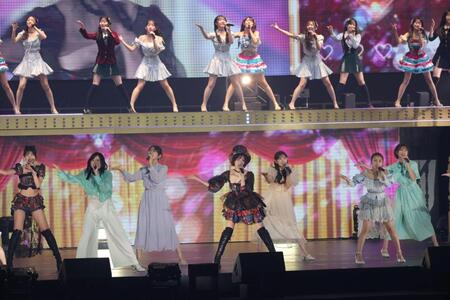 　「少女たちよ」を熱唱する松井珠理奈（左２人目）、篠田麻里子（中央）、高橋みなみ（右から２人目）ら（撮影・西岡正）