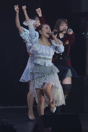 　「少女たちよ」を熱唱する高橋みなみ（撮影・西岡正）