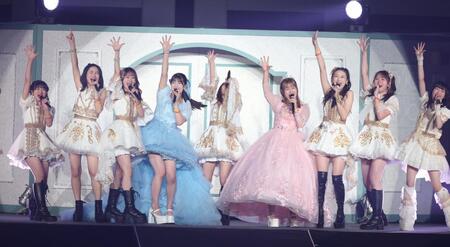 　メンバーと熱唱するモーニング娘。’２５の羽賀朱音（中央右）と横山玲奈（同左）＝撮影・金田祐二