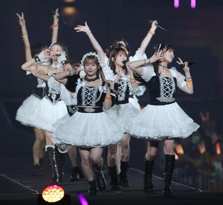 　卒業スペシャルで熱唱するモーニング娘。’２５の羽賀朱音（手前右）と横山玲奈（同左）＝撮影・金田祐二