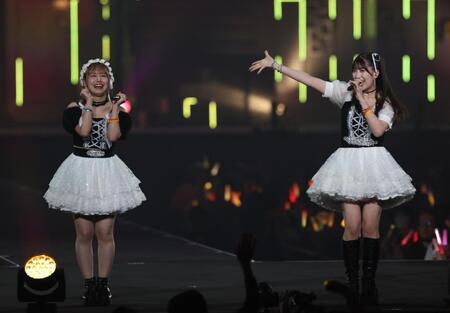 　卒業スペシャルで熱唱するモーニング娘。’２５の羽賀朱音（右）と横山玲奈（撮影・金田祐二）