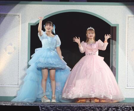 　卒業しファンに別れを告げるモーニング娘。’２５の羽賀朱音（左）と横山玲奈（撮影・金田祐二）