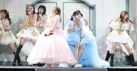 　メンバーと熱唱するモーニング娘。’２５の羽賀朱音（中央右）と横山玲奈（同左）＝撮影・金田祐二