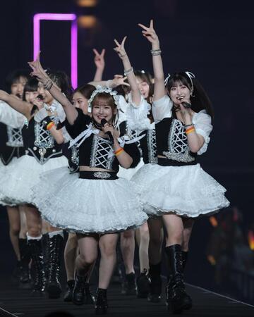 　卒業スペシャルで熱唱するモーニング娘。’２５の羽賀朱音（手前右）と横山玲奈（同左）