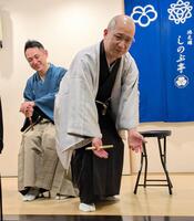 　“炎上”のきっかけとなったＣＡとのやり取りを再現する春風亭一之輔（右）と三遊亭円楽