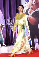 　ゴールドのドレスで颯爽と歩く上戸彩（撮影・園田高夫）