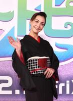 　手を振る土屋アンナ（撮影・園田高夫）