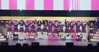 　会場を盛り上げるＡＫＢ４８（撮影・石井剣太郎）