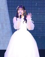 　熱唱する村山彩希（撮影・石井剣太郎）