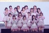 　柏木由紀（中央）、村山彩希（前列右端）と会場を盛り上げる向井地美音（同２人目）、小栗有以（同３人目）らＡＫＢ４８（撮影・石井剣太郎）