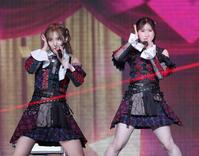 　会場を盛り上げる下尾みう（左）と永野芹佳（撮影・石井剣太郎）