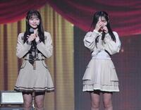 　正規メンバー昇格をサプライズ発表され、涙を見せる伊藤百花（左）と奥本カイリ（撮影・石井剣太郎）