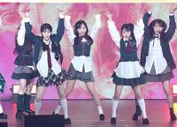 　会場を盛り上げるＡＫＢ４８の（左から）八木愛月、小栗有以、佐藤綺星（撮影・石井剣太郎）