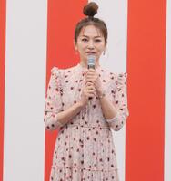 　自身が出演するＢＳ－ＴＢＳ「おんな酒場放浪記］とコラボした屋台の前でビール片手にポーズを取る倉本康子