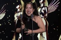 　涙を流しながら喜びのスピーチをするゆりやんレトリィバァ