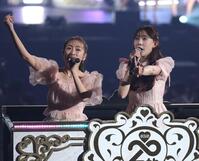 　ゴンドラから手を振る高橋みなみ（左）と渡辺美優紀（撮影・西岡正）