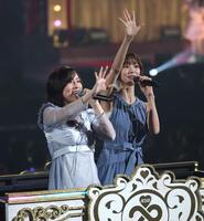 　ゴンドラから手を振る松井珠理奈（左）と篠田麻里子（撮影・西岡正）