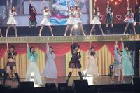 　「少女たちよ」を熱唱する松井珠理奈（左２人目）、篠田麻里子（中央）、高橋みなみ（右から２人目）ら（撮影・西岡正）