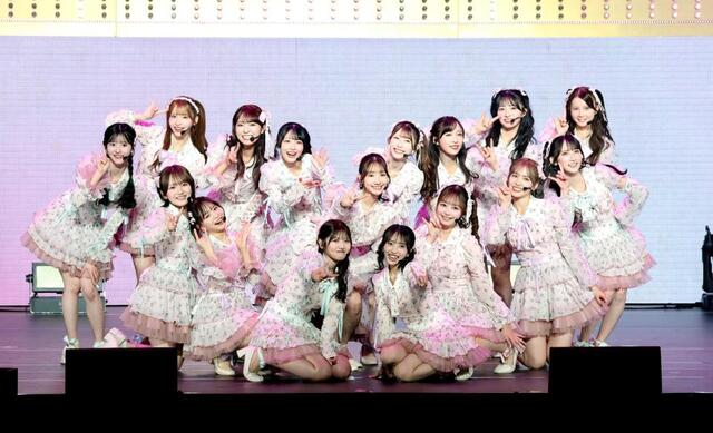 　ポーズを決めるＡＫＢ４８と（前列中央左から）村山彩希、向井地美音。中央は柏木由紀（撮影・石井剣太郎）